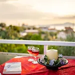 Seaside Family Haven - Avia's Spacious Getaway * Avía
