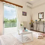 Seaside Family Haven - Avia's Spacious Getaway
