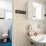 Seaside Family Haven - Avia's Spacious Getaway * Avía
