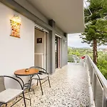 Seaside Family Haven - Avia's Spacious Getaway * Avía