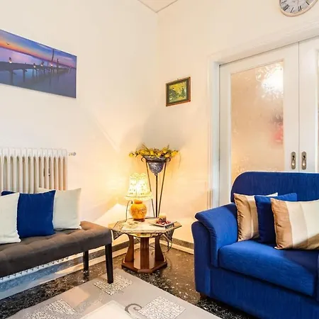 Seaside Family Haven - Avia's Spacious Getaway