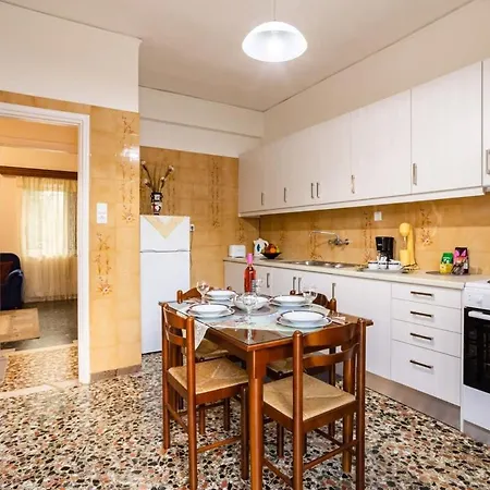 Seaside Family Haven - Avia's Spacious Getaway * Avia