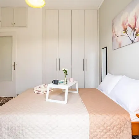 Apartment Seaside Family Haven - Avia's Spacious Getaway