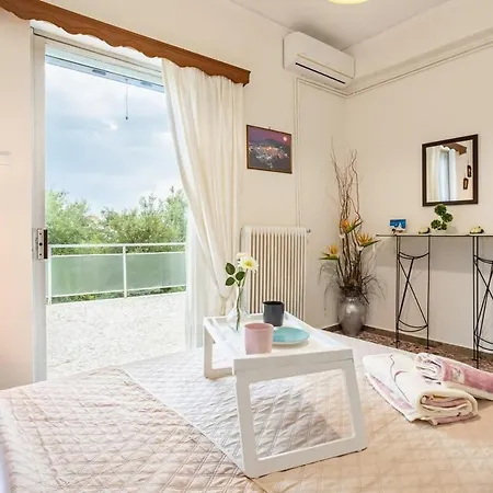 Seaside Family Haven - Avia's Spacious Getaway