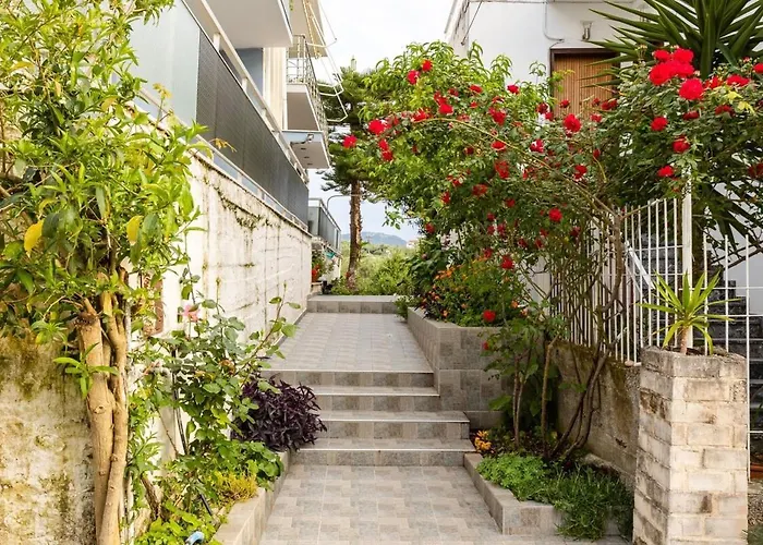 Seaside Family Haven - Avia's Spacious Getaway *