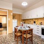 Seaside Family Haven - Avia's Spacious Getaway * Avía