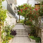 Seaside Family Haven - Avia's Spacious Getaway *