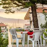Seaside Family Haven - Avia's Spacious Getaway *