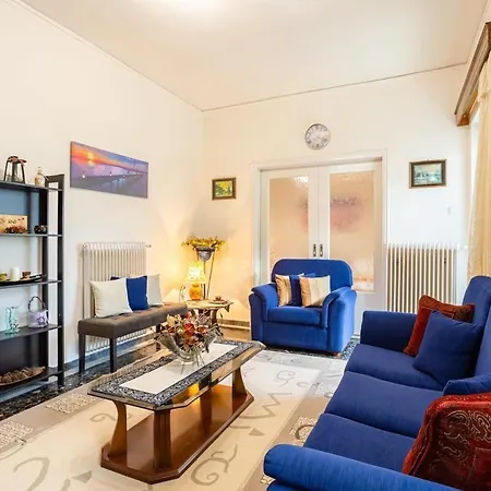 Seaside Family Haven - Avia's Spacious Getaway *