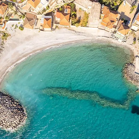 Seaside Family Haven - Avia's Spacious Getaway דירה *