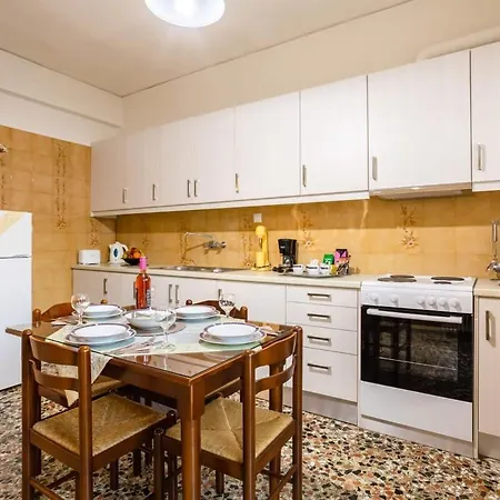 Seaside Family Haven - Avia's Spacious Getaway Appartement *