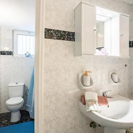 Seaside Family Haven - Avia's Spacious Getaway * Avía