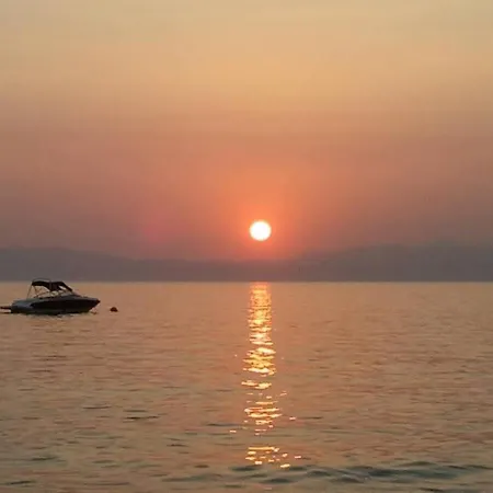 Seaside Family Haven - Avia's Spacious Getaway 公寓