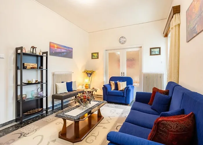 Seaside Family Haven - Avia's Spacious Getaway *