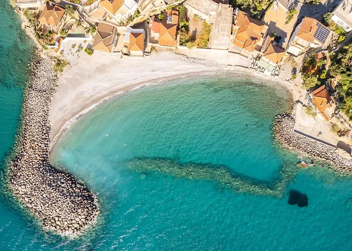 Seaside Family Haven - Avia's Spacious Getaway דירה *