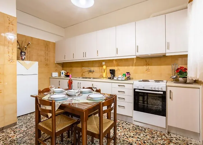 Seaside Family Haven - Avia's Spacious Getaway Appartement *