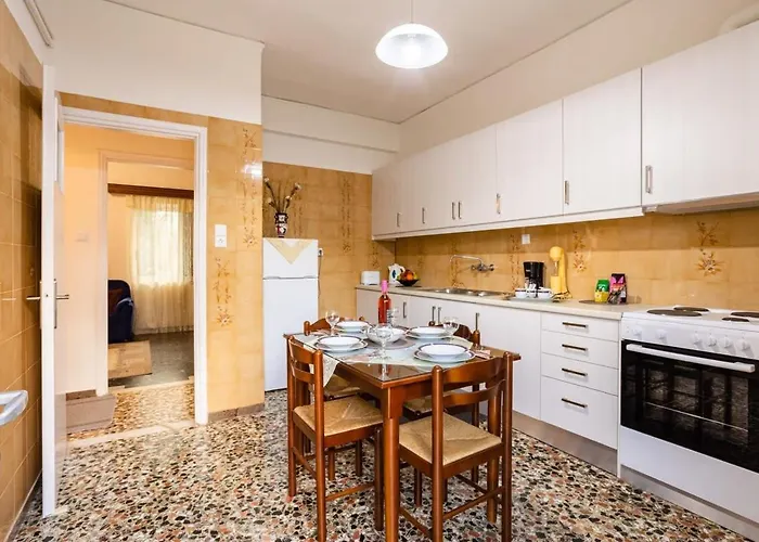 Seaside Family Haven - Avia's Spacious Getaway * Avía