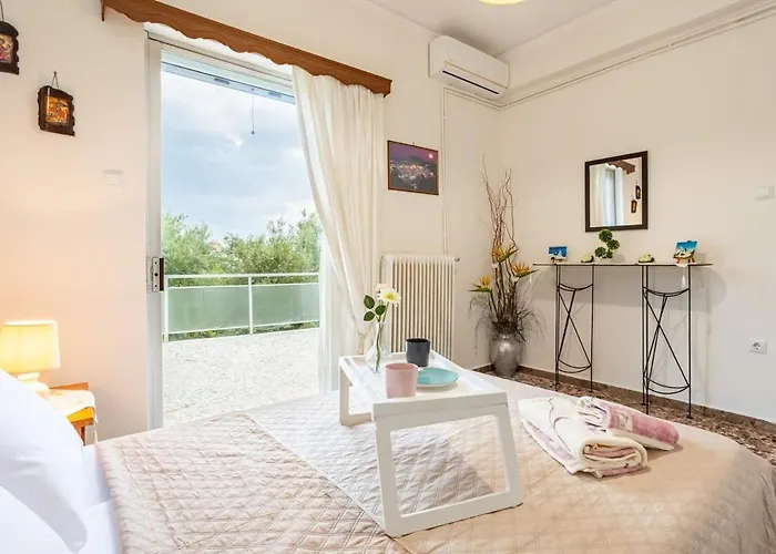 Seaside Family Haven - Avia's Spacious Getaway