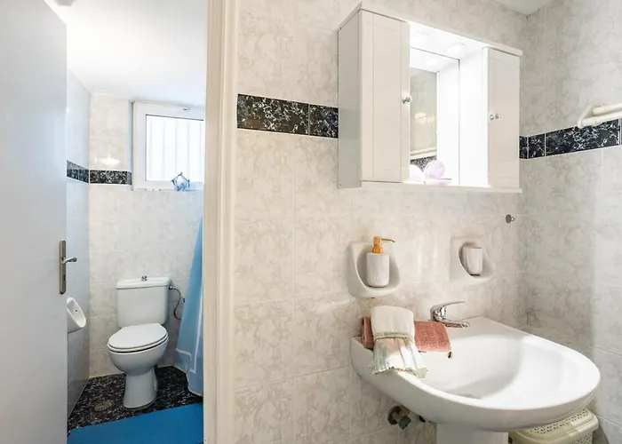 Seaside Family Haven - Avia's Spacious Getaway * Avía