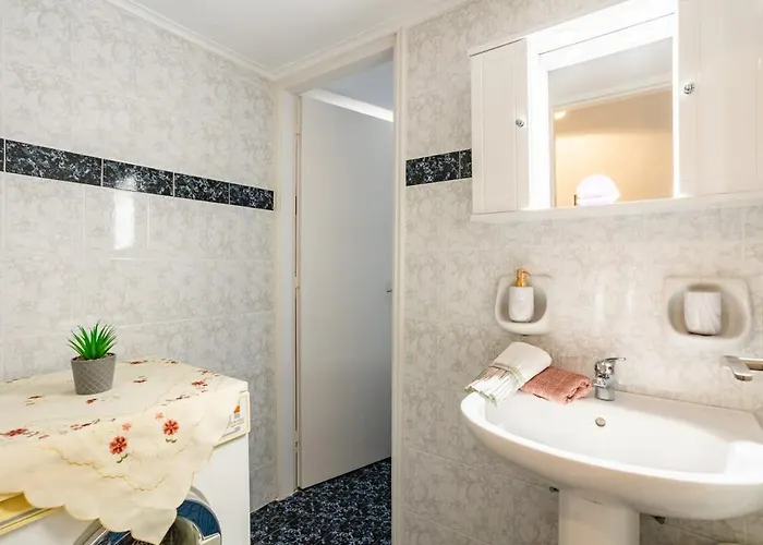 Seaside Family Haven - Avia's Spacious Getaway