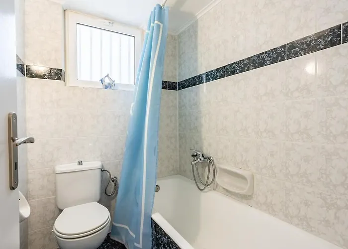 Seaside Family Haven - Avia's Spacious Getaway