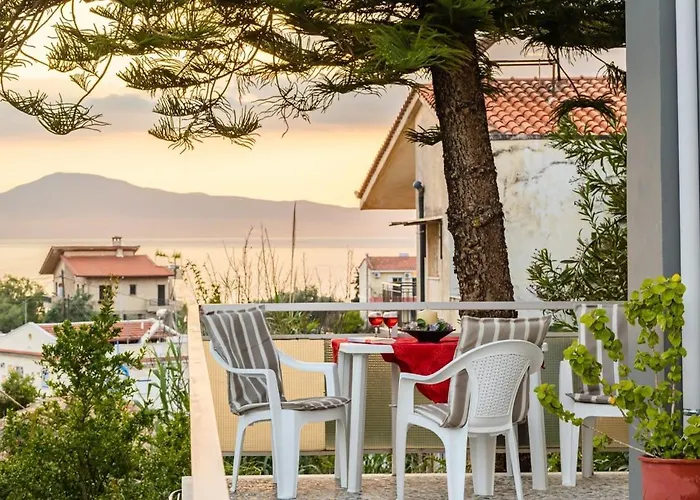 Seaside Family Haven - Avia's Spacious Getaway *