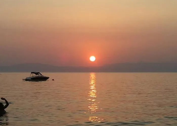 Seaside Family Haven - Avia's Spacious Getaway דירה